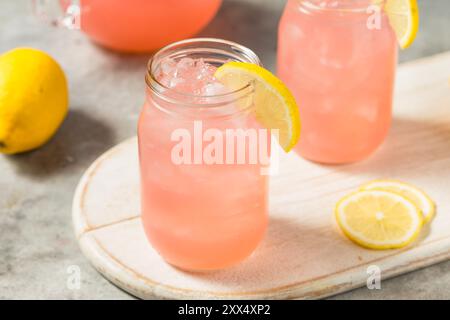 Erfrischendes Getränk mit kalteisiger rosafarbener Limonade mit Eiswürfeln Stockfoto