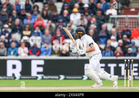 Manchester, Großbritannien. August 2024. #19, Chris Woakes aus England im Einsatz mit dem Fledermaus während des Spiels der Rothesay International Test Match Series zwischen England und Sri Lanka am 22. August 2024 im Emirates Old Trafford, Manchester, England. Foto von Stuart Leggett. Nur redaktionelle Verwendung, Lizenz für kommerzielle Nutzung erforderlich. Keine Verwendung bei Wetten, Spielen oder Publikationen eines einzelnen Clubs/einer Liga/eines Spielers. Quelle: UK Sports Pics Ltd/Alamy Live News Stockfoto