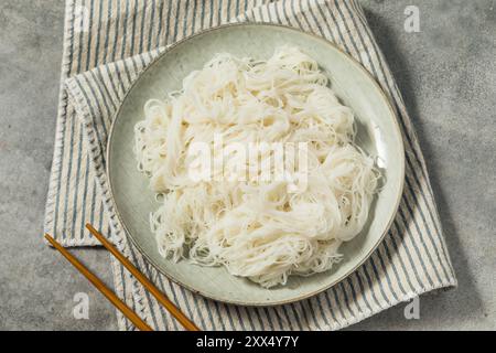 Gekochte asiatische Reis-Vermicelli-Nudeln in einer Schüssel Stockfoto