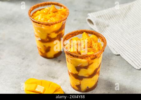 Gesundes gefrorenes Mango-Mangonada-Cocktail-Getränk mit Chamoy-Gewürz Stockfoto