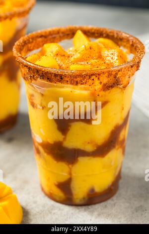 Gesundes gefrorenes Mango-Mangonada-Cocktail-Getränk mit Chamoy-Gewürz Stockfoto