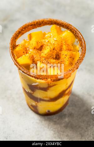 Gesundes gefrorenes Mango-Mangonada-Cocktail-Getränk mit Chamoy-Gewürz Stockfoto