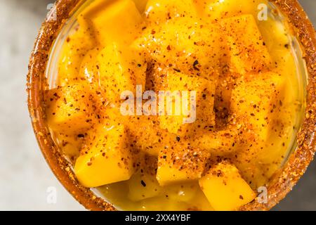 Gesundes gefrorenes Mango-Mangonada-Cocktail-Getränk mit Chamoy-Gewürz Stockfoto