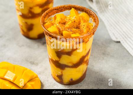 Gesundes gefrorenes Mango-Mangonada-Cocktail-Getränk mit Chamoy-Gewürz Stockfoto