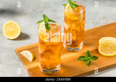 Erfrischender Süßtee mit kaltem Eis mit Zitrone und Minze Stockfoto