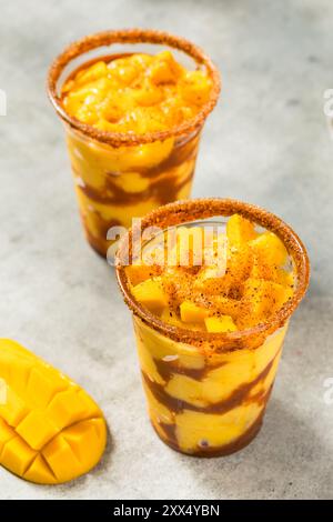Gesundes gefrorenes Mango-Mangonada-Cocktail-Getränk mit Chamoy-Gewürz Stockfoto