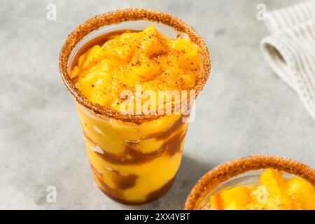 Gesundes gefrorenes Mango-Mangonada-Cocktail-Getränk mit Chamoy-Gewürz Stockfoto