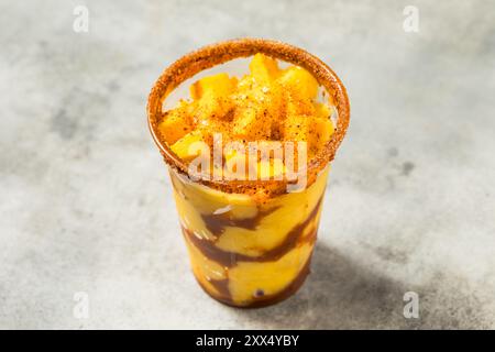 Gesundes gefrorenes Mango-Mangonada-Cocktail-Getränk mit Chamoy-Gewürz Stockfoto