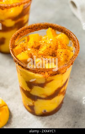 Gesundes gefrorenes Mango-Mangonada-Cocktail-Getränk mit Chamoy-Gewürz Stockfoto