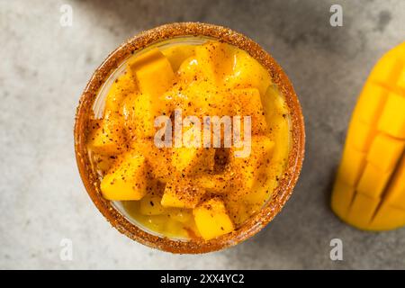 Gesundes gefrorenes Mango-Mangonada-Cocktail-Getränk mit Chamoy-Gewürz Stockfoto