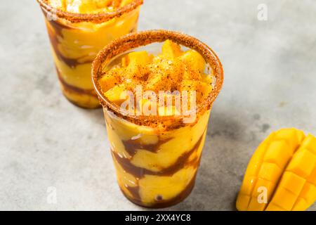 Gesundes gefrorenes Mango-Mangonada-Cocktail-Getränk mit Chamoy-Gewürz Stockfoto