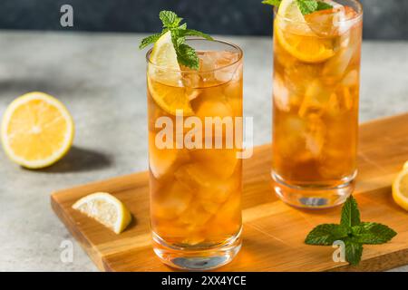 Erfrischender Süßtee mit kaltem Eis mit Zitrone und Minze Stockfoto