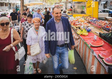 IL sindaco di Torino, Stefano Lo Russo, incontra i cittadini al mercato di Via Cesare Pavese a Mirafiori nord in Turin, Italia - Gioved&#xec;, 22 Agosto 2024 - Cronaca - ( Foto Andrea Alfano/LaPresse ) Stefano Lo Russo Major aus Turin trifft auf den Straßenmarkt Via Cesare Pavese in Mirafiori. Turin, Italien - Donnerstag, 22. August 2024 - Nachrichten - ( Foto Andrea Alfano/LaPresse ) Quelle: LaPresse/Alamy Live News Stockfoto