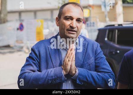 IL sindaco di Torino, Stefano Lo Russo, incontra i cittadini al mercato di Via Cesare Pavese a Mirafiori nord in Turin, Italia - Gioved&#xec;, 22 Agosto 2024 - Cronaca - ( Foto Andrea Alfano/LaPresse ) Stefano Lo Russo Major aus Turin trifft auf den Straßenmarkt Via Cesare Pavese in Mirafiori. Turin, Italien - Donnerstag, 22. August 2024 - Nachrichten - ( Foto Andrea Alfano/LaPresse ) Quelle: LaPresse/Alamy Live News Stockfoto