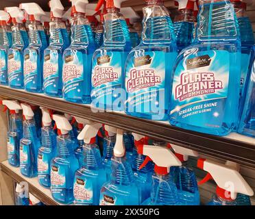 Houston, Texas USA 05-12-2024: Kunststoffsprühflaschen für Glasreiniger. Stockfoto