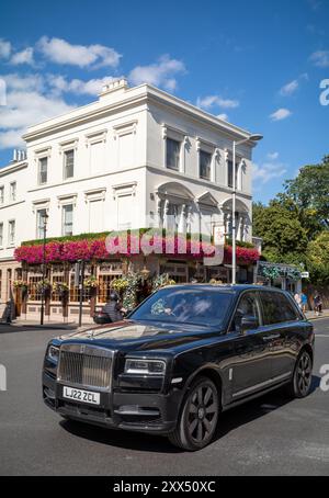 Ein schwarzer Rolls-Royce Cullinan fährt am Cadogan Arms Pub, Kings Road, Chelsea, London, UK, vorbei Stockfoto