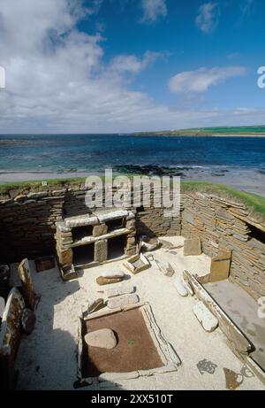 Neolithisches Haus, Skara Brae das neolithische Dorf liegt bei Sandwick, West Mainland Orkney, Orkney, August Stockfoto