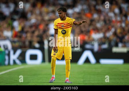 Valencia, Valencia, Spanien. August 2024. 17. August 2024, Valencia, Spanien; Valencia CF gegen FC Barcelona; Lamine Yamal vom FC Barcelona Gesten. (Kreditbild: © Jan Kolodziej/ZUMA Press Wire) NUR REDAKTIONELLE VERWENDUNG! Nicht für kommerzielle ZWECKE! Stockfoto
