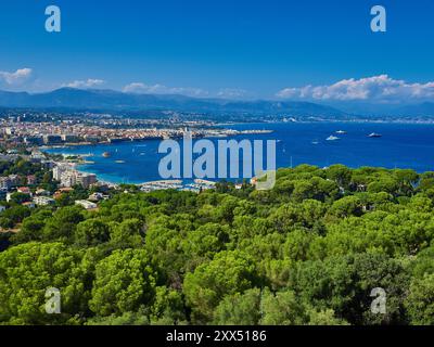 Blick vom Leuchtturm La Garoupe nach Norden mit Blick auf den Strand von Antibes und Salis an der französischen Riviera, Frankreich, Europa. Stockfoto