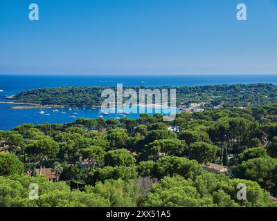 Blick vom Leuchtturm La Garoupe mit Blick nach Osten auf den Strand von Garoupe am Cap d'Antibes an der französischen Riviera, Frankreich, Europa. Stockfoto