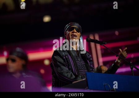 Stevie Wonder tritt am Mittwoch, den 21. August 2024, auf der Democratic National Convention 2024 in Chicago, Illinois, USA, im United Center auf. Quelle: Annabelle Gordon / CNP Stockfoto