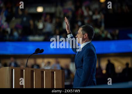 Chicago, Vereinigte Staaten. August 2024. Der US-Verkehrsminister Pete Buttigieg spricht am Mittwoch, den 21. August 2024, auf der Democratic National Convention 2024 in Chicago, Illinois, USA. Quelle: Annabelle Gordon/CNP/dpa/Alamy Live News Stockfoto