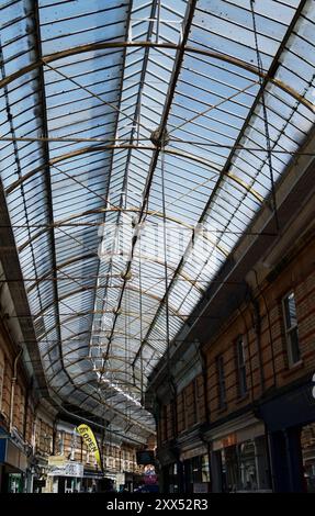 Blick auf das Glasdach und die Geschäfte im Inneren der Henry Joy Westbourne Arcade, Großbritannien Stockfoto