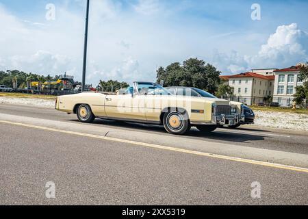 Gulfport, MS - 05. Oktober 2023: Weitwinkelansicht eines Cadillac Eldorado Cabriolets aus dem Jahr 1976 auf einer lokalen Autoshow. Stockfoto
