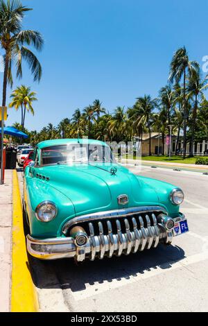 Buick Eight Oldtimer im Retro-Stil parkt am Ocean Drive, Miami Beach, Florida, USA Stockfoto