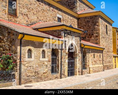 Hauptfassade der Kirche San Juan Bautista im Hospital de Órbigo, Spanien. Stockfoto