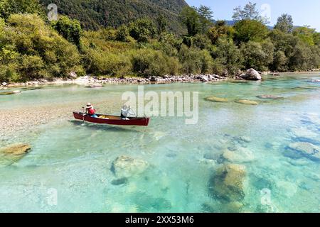 Mutter und Sohn auf einem Sommerausflug mit der Familie mit einem Kanu auf dem Fluss Soca, paddeln auf einem spektakulären grünen Fluss umgeben von den julischen alpen, Tolmin, Slowenien Stockfoto