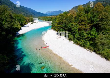 Mutter und Sohn auf einem Sommerausflug mit der Familie mit einem Kanu auf dem Fluss Soca, paddeln auf einem spektakulären grünen Fluss umgeben von den julischen alpen, Tolmin, Slowenien Stockfoto