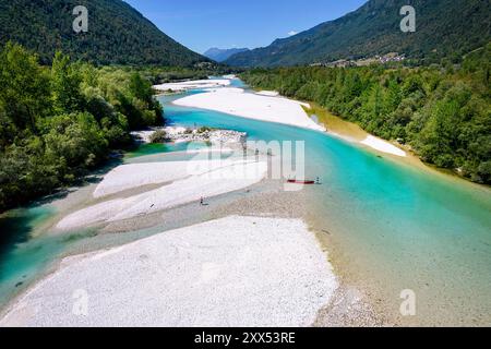 Mutter und Sohn auf einem Sommerausflug mit der Familie mit einem Kanu auf dem Fluss Soca, paddeln auf einem spektakulären grünen Fluss umgeben von den julischen alpen, Tolmin, Slowenien Stockfoto