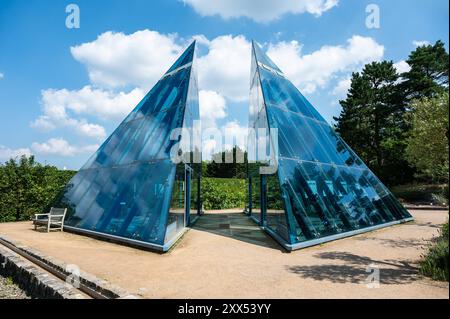 Hamburg, 19. Juli 2024 - Doppelglaspyramide im botanischen Garten Loki Schmidt der Universität Stockfoto