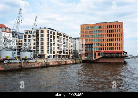 Hamburg, Deutschland, 19. Juli 2024 - Erholungsgebiet des Fischmarktes mit Restaurants und Büros am Elbufer Stockfoto