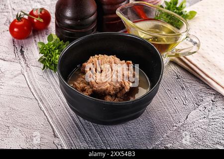 Thunfischkonserven in Dosen für Salate Stockfoto