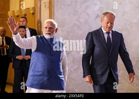 Warschau, Polen. August 2024. Der polnische Premierminister Donald Tusk verabschiedet den indischen Premierminister Narendra Modi bei bilateralen Gesprächen im polnischen Kanzleramt in der Ujazdowska-Straße in Warschau, der Hauptstadt Polens. Die Staats- und Regierungschefs erörtern das Thema Sicherheit und Wirtschaft. (Foto: Dominika Zarzycka/SIPA USA) Credit: SIPA USA/Alamy Live News Stockfoto