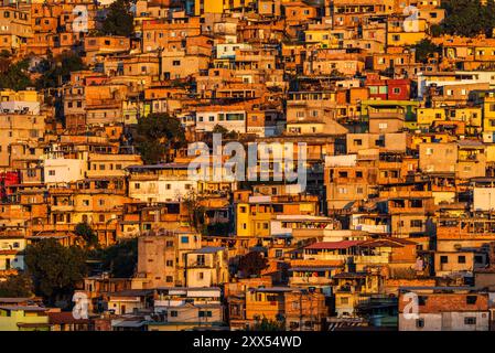 Nahaufnahme einer Favela bei Sonnenuntergang, Belo Horizonte, Minas Gerais, Brasilien Stockfoto