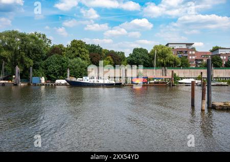 Hamburg, 19. Juli 2024 - Schiffe im Erholungshafen um Finkenwerder, Elbe Stockfoto