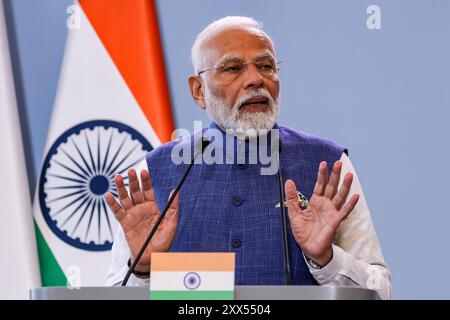 Premierminister von Indien, Narendra Modi, gibt während einer Pressekonferenz während bilateraler Gespräche mit dem polnischen Premierminister Donald Tusk am 22. August 2024 in Warschau, der Hauptstadt Polens, eine Pressemitteilung ab. Stockfoto