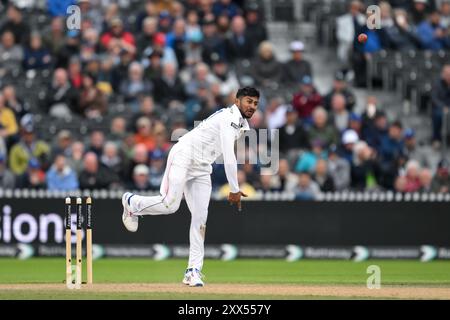 Kamindu Mendis von Sri Lanka Bowls während der England Men gegen Sri Lanka 1st Rothesay Test Match Day 2 in Old Trafford, Manchester, Großbritannien, 22. August 2024 (Foto: Craig Thomas/News Images) Stockfoto