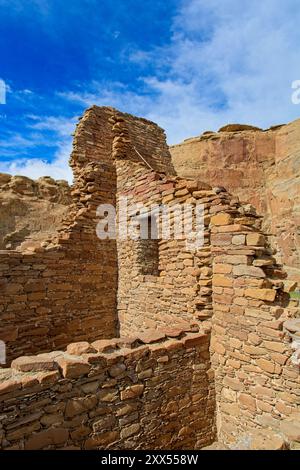 Hell beleuchtete Ruinen aus Mauerwerk vor dynamischem Himmel im Chaco Culture National Historical Park Stockfoto