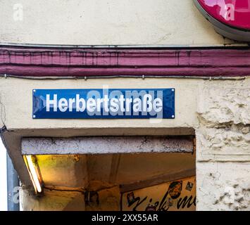 Hamburg, 19. Juli 2024 - Zeichen der Herbertstraße, dem roten Viertel mit Prostitution Stockfoto