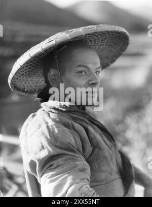 Porträt des amerikanisch-jüdischen Schauspielers PAUL MUNI als Wang Lung in THE GOOD EARTH 1937 Regisseur SIDNEY FRANKLIN Roman PEARL S. BUCK Kinematographie KARL FREUND Art Regie CEDRIC GIBBONS Make-up JACK DAWN Music HERBERT STOTHART Executive Producer IRVING THALBERG Metro Goldwyn Mayer Stockfoto