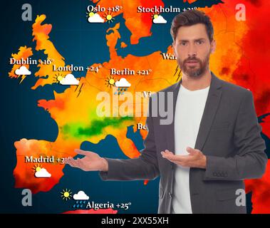 Wettersender, der die Prognose mit der Karte von Europa abgleicht Stockfoto