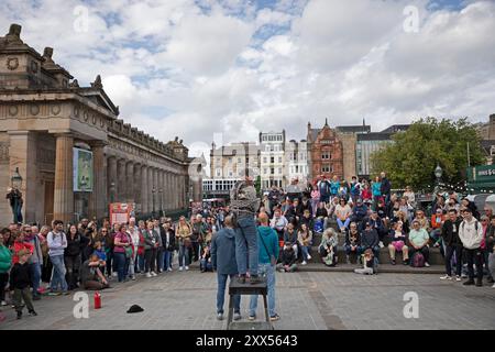 Dinburgh Festival Fringe, Schottland, Großbritannien. August 2024. Letzter Donnerstag für die Edfringe Street Artists, weniger Leute in der Nähe, aber immer noch ein vernünftiges Publikum für die erfahrenen Künstler in Royal Mile und The Mound. Im Bild: Todd unterhält auf dem Mound Pitch mit seiner Straight Jacke und Ketten. Quelle: Arch White/Alamy Live News. Stockfoto