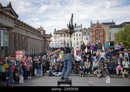 Dinburgh Festival Fringe, Schottland, Großbritannien. August 2024. Letzter Donnerstag für die Edfringe Street Artists, weniger Leute in der Nähe, aber immer noch ein vernünftiges Publikum für die erfahrenen Künstler in Royal Mile und The Mound. Im Bild: Todd unterhält auf dem Mound Pitch mit seiner Straight Jacke und Ketten. Quelle: Arch White/Alamy Live News. Stockfoto