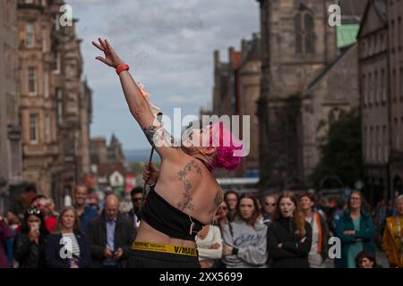 Dinburgh Festival Fringe, Schottland, Großbritannien. August 2024. Letzter Donnerstag für die Edfringe Street Artists, weniger Leute in der Nähe, aber immer noch ein vernünftiges Publikum für die erfahrenen Künstler in Royal Mile und The Mound. Im Bild: Missy Impossible spielt mit Feuer in der Royal Mile. Quelle: Arch White/Alamy Live News. Stockfoto