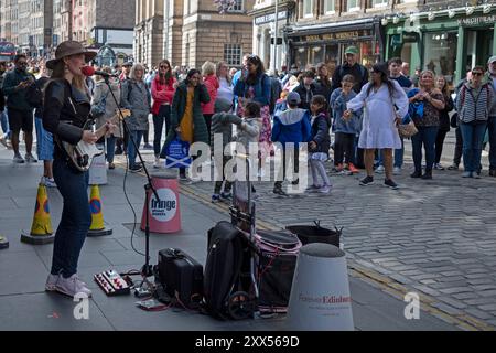 Dinburgh Festival Fringe, Schottland, Großbritannien. August 2024. Letzter Donnerstag für die Edfringe Street Artists, weniger Leute in der Nähe, aber immer noch ein vernünftiges Publikum für die erfahrenen Künstler in Royal Mile und The Mound. Im Bild: Jas Josland zieht eine Menge an den Alkoven in der Royal Mile an und bringt sogar Kinder zum Tanzen, Credit: Arch White/Alamy Live News. Stockfoto