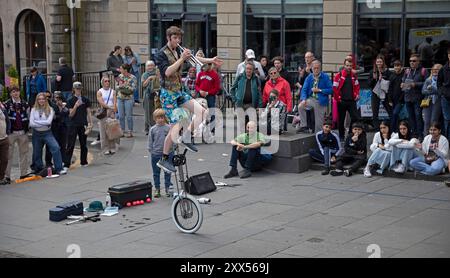 Dinburgh Festival Fringe, Schottland, Großbritannien. August 2024. Letzter Donnerstag für die Edfringe Street Artists, weniger Leute in der Nähe, aber immer noch ein vernünftiges Publikum für die erfahrenen Künstler in Royal Mile und The Mound. Im Bild: Patrick Local Lad, der jüngste Straßenkünstler im Jahr 2024, tritt er seit seinem 12. Lebensjahr im Fringe auf. Quelle: Arch White/Alamy Live News. Stockfoto